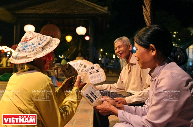 士兵向游客介绍牌追戏规则。越南画报记者 通善 摄