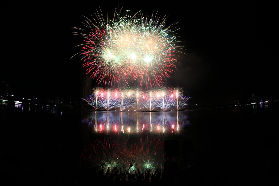 优秀的烟花团队给观众带来一场视觉盛宴。越通社记者 陈黎林 摄