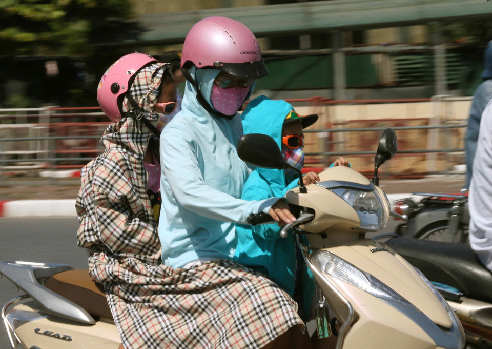 河内市民全副武装骑行在街道上。越通社记者 尹俊 摄