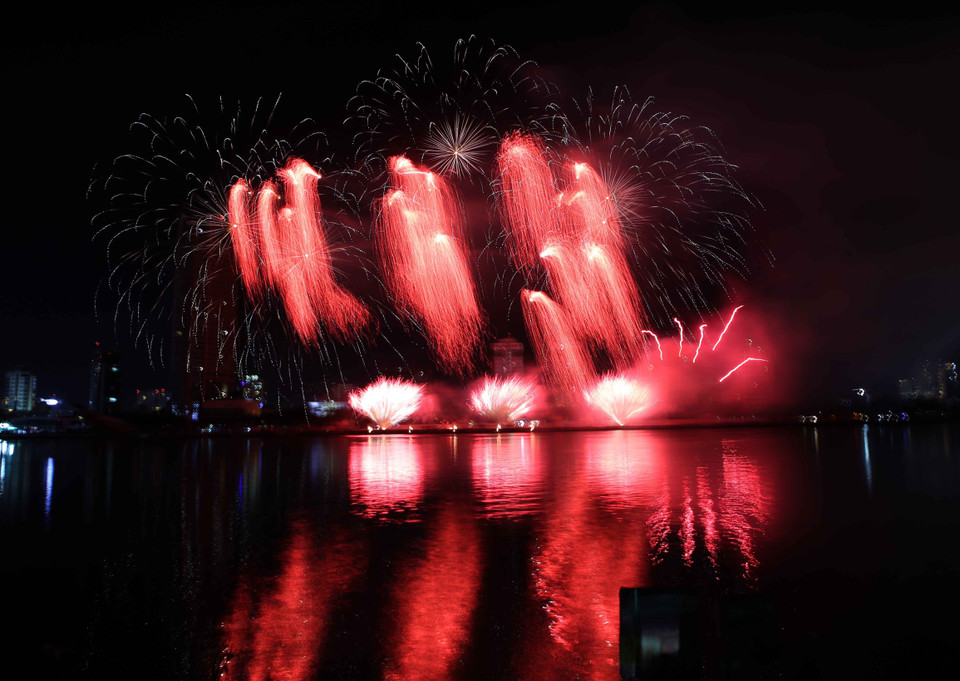 优秀的烟花团队给观众带来一场视觉盛宴。越通社记者 陈黎林 摄