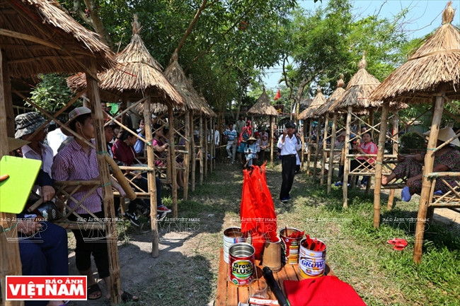 节庆期间，香水县水清乡清水正村是牌追戏演唱会的地方，为当地居民和游客服务。越南画报记者 毕山 摄