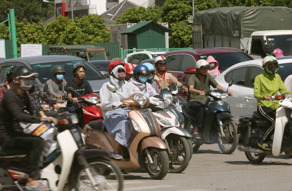 越南北部地区出现大范围高温天气，日最高温度普遍在35-38摄氏度之间。越通社记者 尹俊 摄