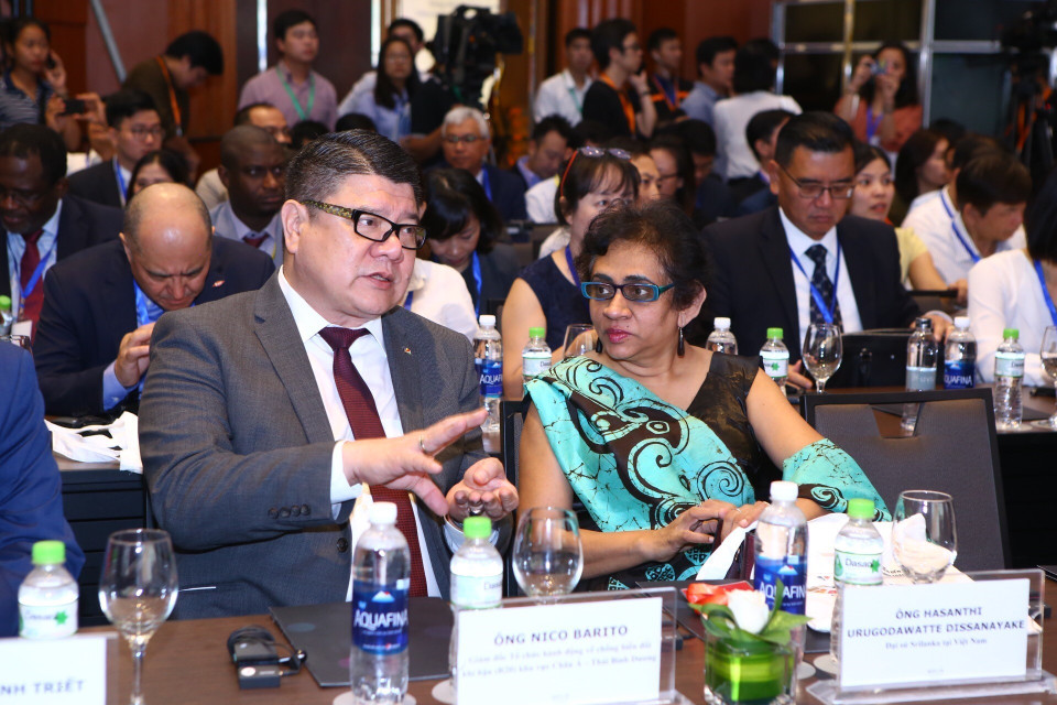 与会代表讨论。 越通社记者 明决 摄