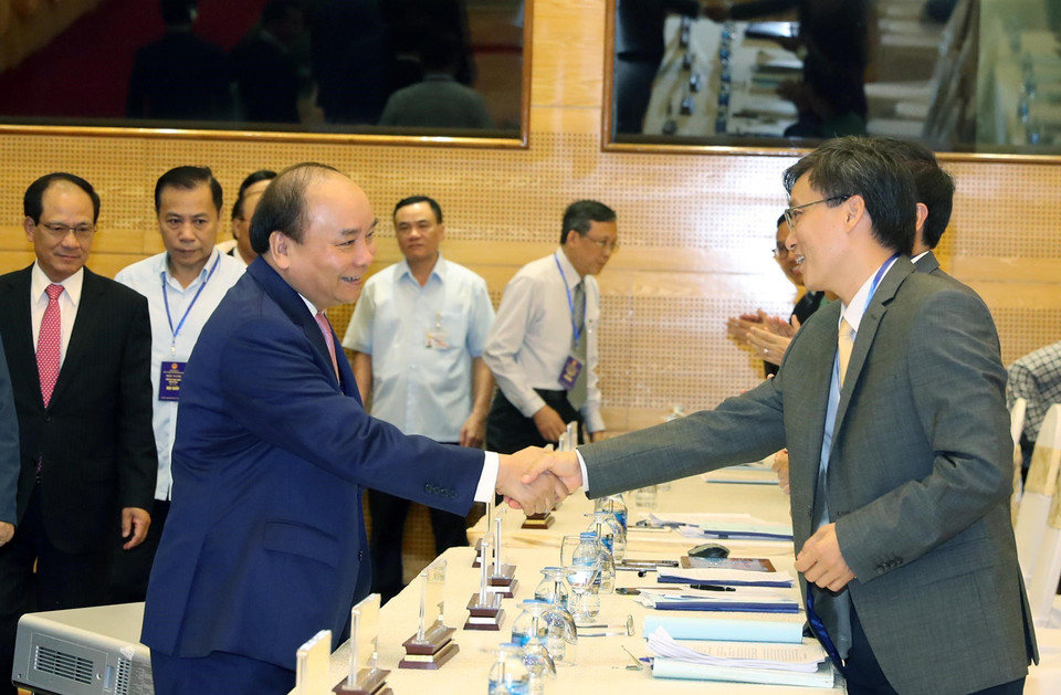 阮春福同与会代表握手。越通社记者 统一 摄