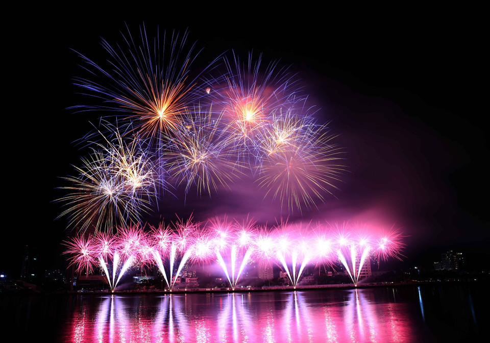 优秀的烟花团队给观众带来一场视觉盛宴。越通社记者 陈黎林 摄