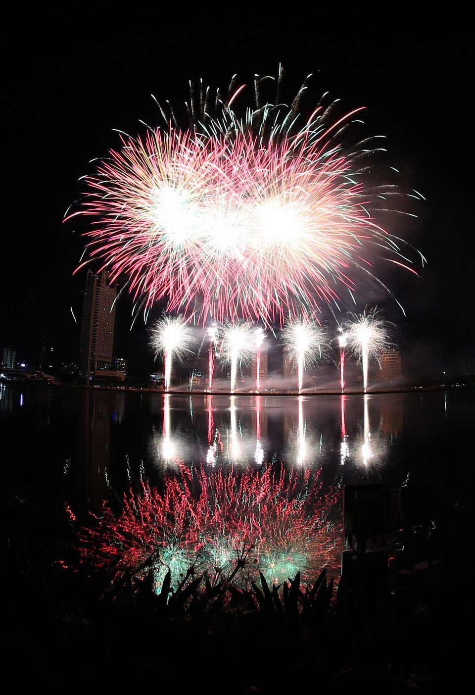 优秀的烟花团队给观众带来一场视觉盛宴。越通社记者 陈黎林 摄