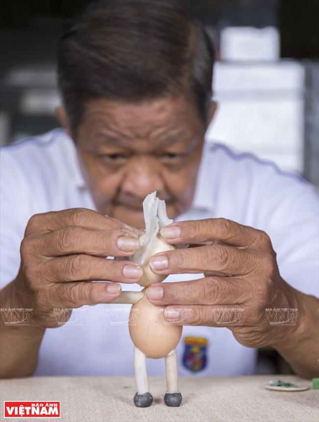 涂抹胶水粘合。(图片来源：越南画报)