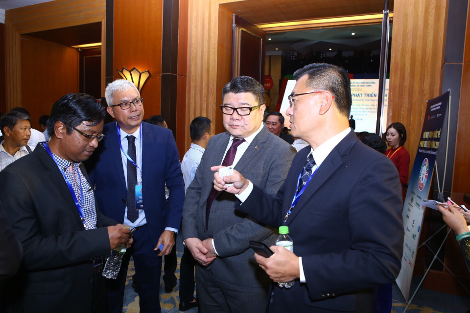 与会代表交流。 越通社记者 明决 摄