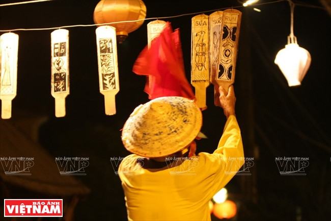 士兵将牌子挂上牌追戏场。越南画报记者 通善 摄