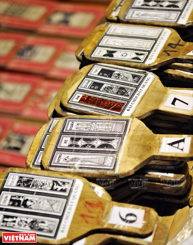 一副牌共有30块竹牌或木牌，上面写着牌名。越南画报记者 清江 摄