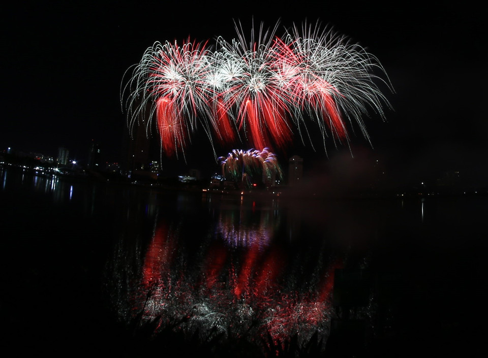 优秀的烟花团队给观众带来一场视觉盛宴。越通社记者 陈黎林 摄