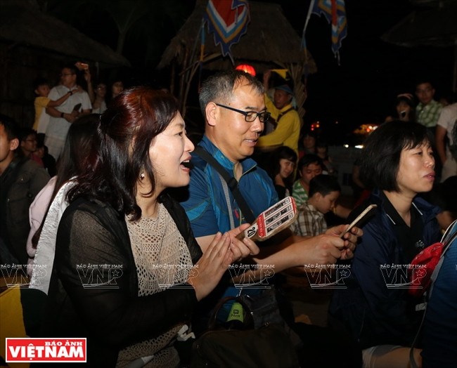 两位韩国游客对牌追戏很感兴趣。越南画报记者 毕山 摄
