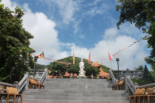 从云山寺放眼望去可以看到安海湖、昆岛市镇和昆山湾的全景（图片来源：Vnexpress）