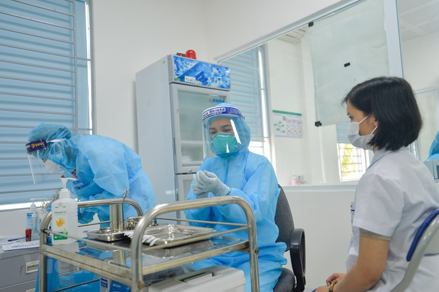 卫生部提醒人们接种2剂阿斯利康疫苗。第二针距离第一针12周。在新冠疫苗接种过程中，越南卫生部已派遣工作代表团与各地方督查指导新冠疫苗接种工作，实施“四个就地”方针，为处理过敏性反应做好准备，保障疫苗接种的安全。图自Vietnam+