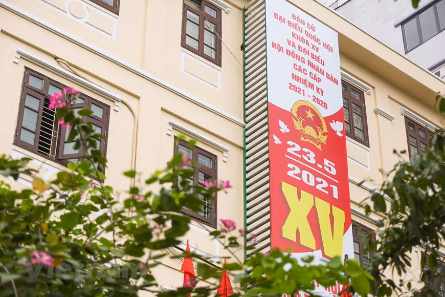 越南第十五届国会和2021-2026年任期各级人民议会代表换届选举是全国的重大政治事件和全民的盛大节日。首都河内天气清凉，大路小道两侧悬挂起国旗、街道社区张灯结彩、悬挂横幅、张贴宣传标语，共同喜迎换届选举。 5月23日，越南全国选民将从1000名国会代表候选人中选出最优秀的500名参加第十五届国会。图自Vietnam+