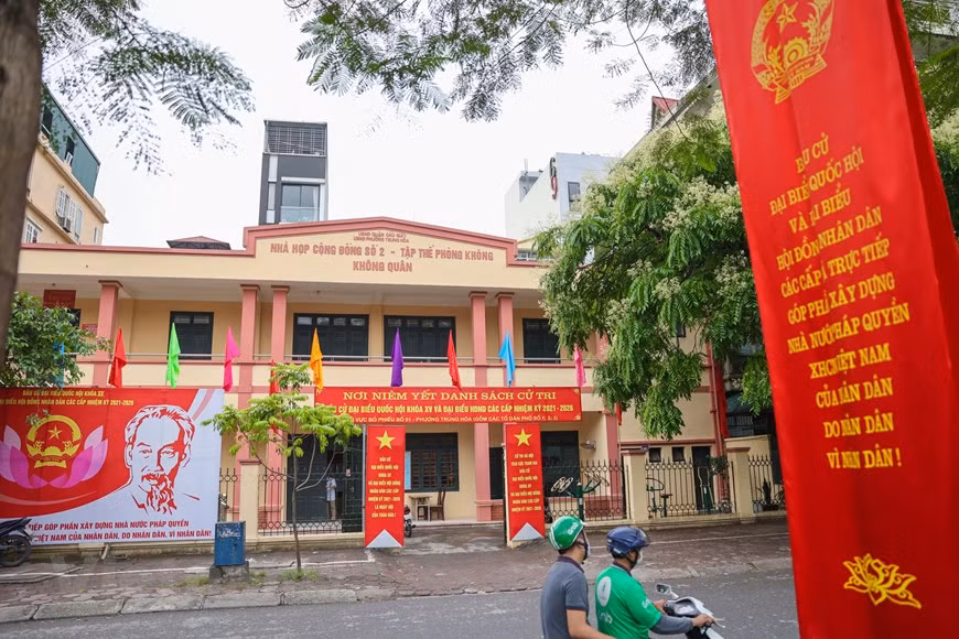 目前，换届选举相关基础设施及应急预案都准备就绪。国家选举委员会已要求换届选举组织单位同当地各级政府配合，多措并举，积极有效开展宣传工作，营造换届选举的良好氛围。为所有选民都能参加投票，履行选举权利与义务创造最为便利条件。图自Vietnam+