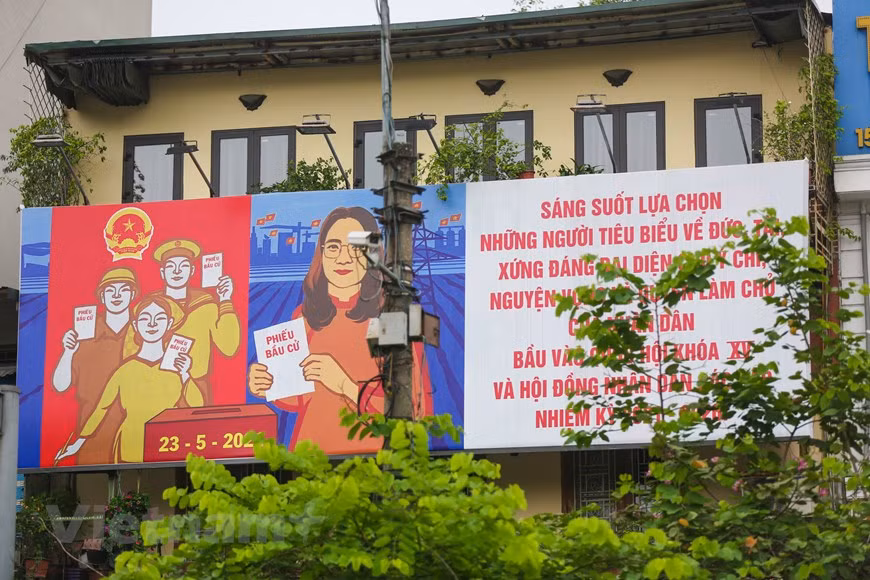 5月23日，越南全国选民将从1000名国会代表候选人中选出最优秀的500名参加第十五届国会。河内市各条街道通过悬挂宣传横幅、张贴宣传海报、摆放宣传展板等方式广泛深入地做好宣传动员营造换届选举良好氛围。河内市各级厅局和地方均全力确保换届选举宣传工作高效有序开展。图自Vietnam+