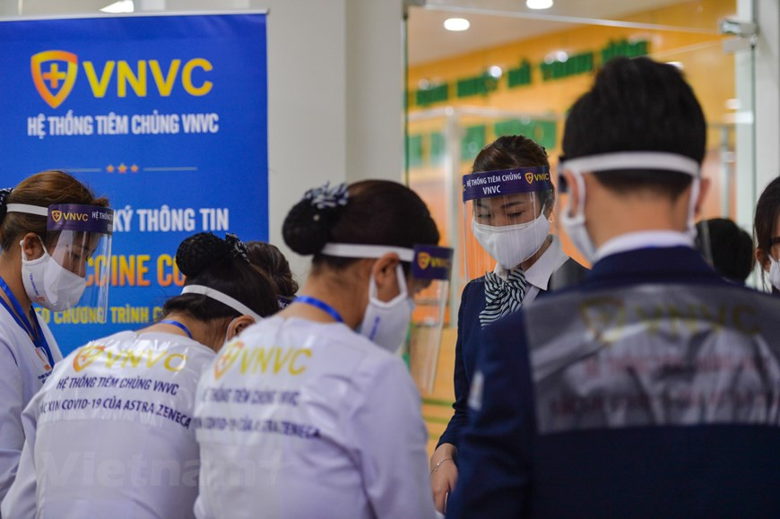 8日上午，越南卫生部在中央热带医院、胡志明市热带医院和海阳省开始接种阿斯利康疫苗。在河内，专用车辆将疫苗运往中央热带疾病医院第二分院，为新冠疫苗接种做好准备。在河内中央热带病医院直接接触、照顾和为新冠肺炎病例进行治疗的100名干部人员获得疫苗接种。图自Vietnam+