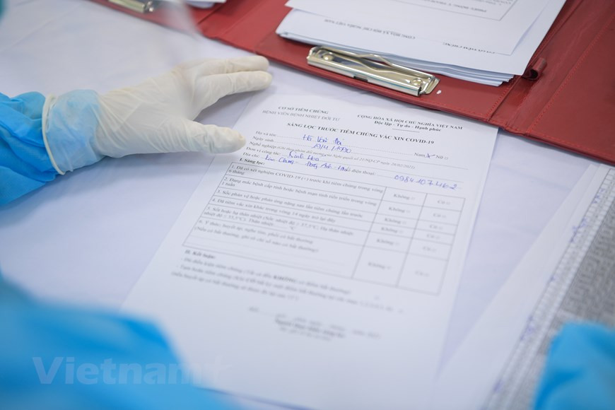 在新冠疫苗接种过程中，越南卫生部已派遣工作代表团与各地方督查指导新冠疫苗接种工作，实施“四个就地”方针，为处理过敏性反应做好准备，保障疫苗接种的安全，接种率高，公平获得疫苗等。 接种新冠疫苗后，需要在接种门诊观察30分钟。图自Vietnam+