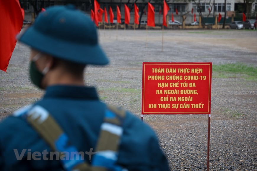 河内市领导与新兵家属一起欢送新兵奔赴军营。在新兵交接仪式上，河内市委书记王廷惠希望入伍新兵全力以赴出色完成各项任务，不愧为英雄首都河内的子孙。据了解，2021年度新兵交接仪式举行之前，所有入伍新兵都要接受新冠病毒检测。图自Vietnam+