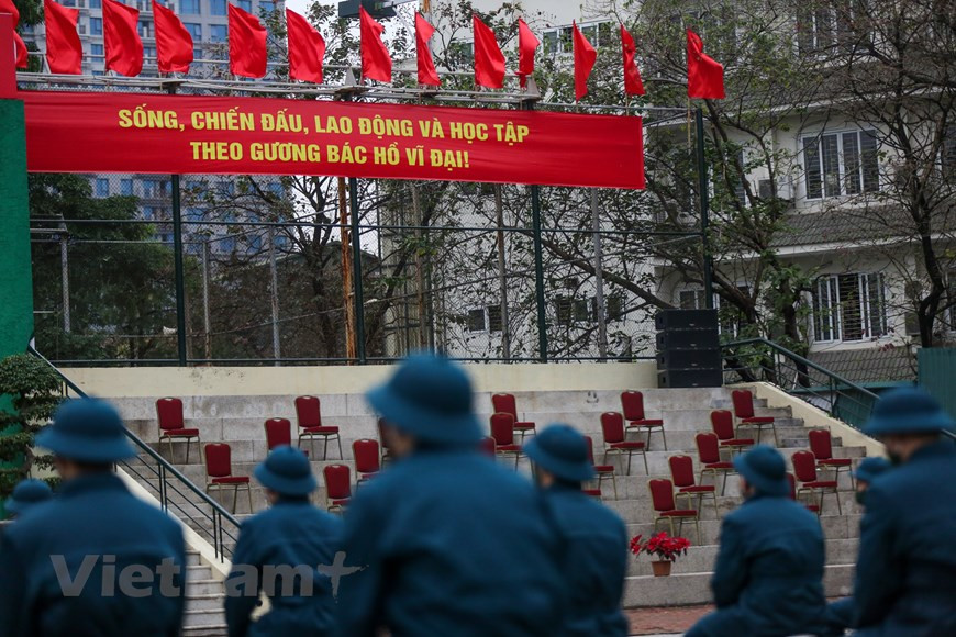 2021年度，首都河内共有近4500名新兵应征入伍，执行军事任务和公安任务。2021年应征入伍的青年被编到河内首都司令部301号陆军军团、河内市公安防空空军军种361号防空师团。2021年度新兵交接仪式举行之前，所有入伍新兵都要接受新冠病毒检测。图自Vietnam+