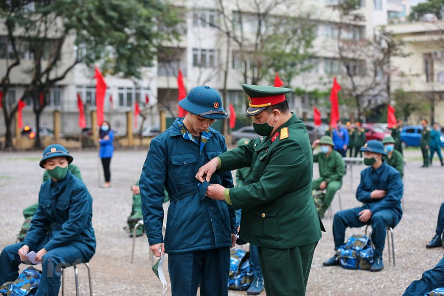 在新冠肺炎疫情的形势仍然复杂严峻的背景下，2021年度新兵交接仪式在简便而庄重气氛中进行，严格遵守防疫规定。河内市全市应征入伍青年4554人，其中军队应征入伍3500人和公安应征入伍1054人。2021年度新兵交接仪式举行之前，所有入伍新兵都要接受新冠病毒检测。图自Vietnam+