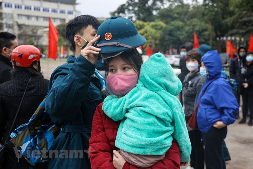 对许多年轻人来说，今天是一个特别的日子。因为，他们已正式成为越南人民军队的一员，并开始他们生活中崭新的军旅生活。 新兵都下决心完成被交给的任务，为建国卫国事业做出积极贡献。正式入伍的新兵们及其家属各有不同的感触。图自Vietnam+