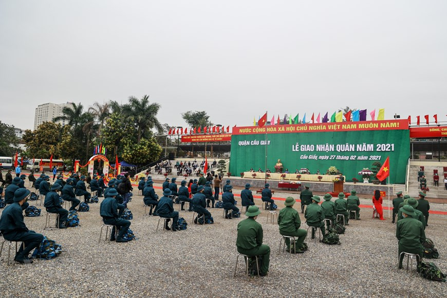在新兵交接仪式上，河内市委书记王廷惠希望入伍新兵全力以赴出色完成各项任务，不愧为英雄首都河内的子孙。2021年度新兵交接仪式举行之前，所有入伍新兵都要接受新冠病毒检测，检测结果将发给接兵单位，以便于健康观察和疫情防控工作，决不让接兵单位爆发疫情。图自Vietnam+