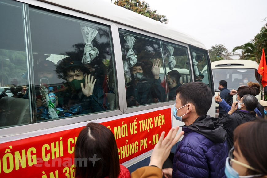 河内市和全国20个省市（谅山、高平、北江、北件、北宁、太原、清化、广平、承天顺化、岘港、广南、广义、平定、富安、庆和、宁顺、昆嵩、嘉莱、得乐、德农）4000多名新兵正式入伍,履行军事义务和人民公安义务。为了鼓励公民入伍，各地方已十分关心，为新兵赠送数千份慰问品，超过400张存折。图自Vietnam+