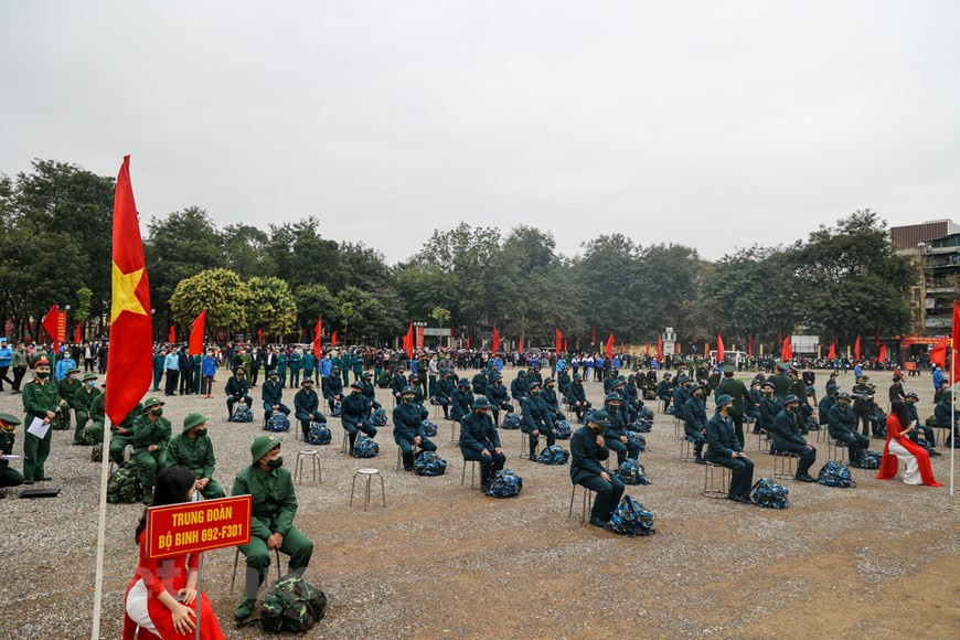 2021年度，首都河内共有近4500名新兵应征入伍，执行军事任务和公安任务。据了解，同一天，岘港市和昆嵩省也举行2021年度新兵交接仪式。据各地方的统计数据显示，岘港市今年共有1000余名新兵应征入伍，昆嵩省有800名新兵入伍。在新冠肺炎疫情的形势仍然复杂严峻的背景下，2021年度新兵交接仪式在简便而庄重气氛中进行，严格遵守防疫规定。图自Vietnam+