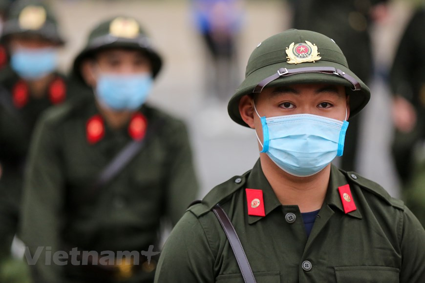在新冠肺炎疫情的形势仍然复杂严峻的背景下，2021年度新兵交接仪式在简便而庄重气氛中进行，严格遵守防疫规定。河内市领导与新兵家属一起欢送新兵奔赴军营。在新兵交接仪式上，河内市委书记王廷惠希望入伍新兵全力以赴出色完成各项任务，不愧为英雄首都河内的子孙。图自Vietnam+