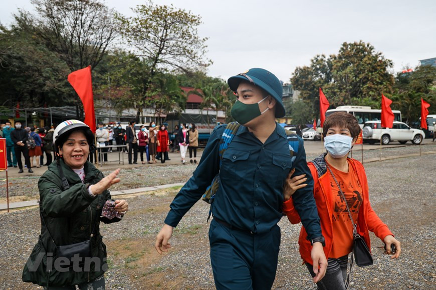 2021年度，河内市全市应征入伍青年4554人，其中军队应征入伍3500人和公安应征入伍1054人。2021年度新兵交接仪式举行之前，所有入伍新兵都要接受新冠病毒检测，确保防疫安全。 新兵都下决心完成被交给的任务，为建国卫国事业做出积极贡献。正式入伍的新兵们及其家属各有不同的感触。图自Vietnam+