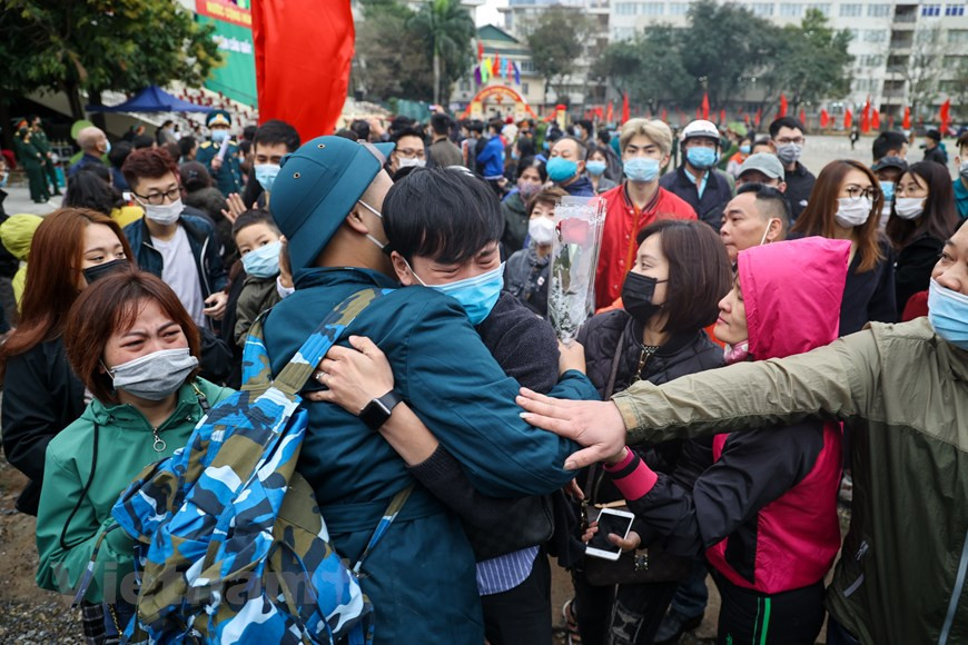 面对复杂严峻的新冠肺炎疫情，国防部指示，2021年新兵交接仪式要确保防疫绝对安全，交接仪式举办时间不超过20分钟，同时，在新兵交接仪式期间，不组织文艺活动和其他活动。新兵要接受体温检测,防止疫情输入，确保防疫安全。图自Vietnam+