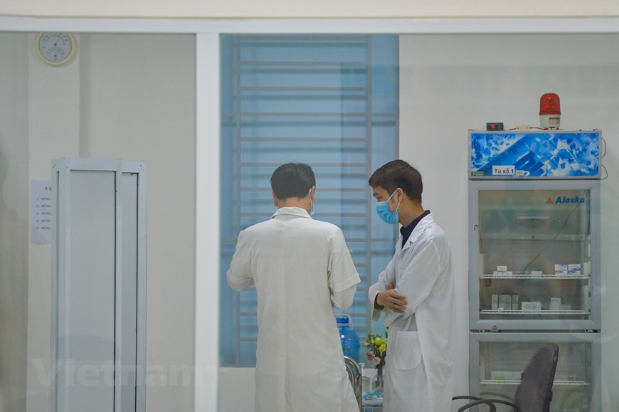 3月8日上午，越南卫生部在中央热带医院、胡志明市热带医院和海阳省开始接种阿斯利康疫苗。中央热带疾病医院疫苗接种和防疫中心副经理武明田表示，此次接种人数共420人。在河内中央热带病医院直接接触、照顾和为新冠肺炎病例进行治疗的100名干部人员获得疫苗接种。图自Vietnam+