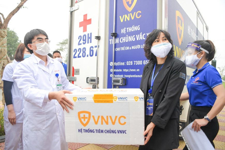 越南卫生部代表表示，首批11.76万剂新冠疫苗将启动越南有史以来规模最大的疫苗接种计划。 按计划，1亿剂新冠疫苗将为全国人民进行接种。18岁以上的公民将进行2次注射，两次注射间隔12周。为了实施该接种计划，越南政府已投资并动员大量资金，致力于有效防疫和保护人民的健康安全。图自Vietnam+