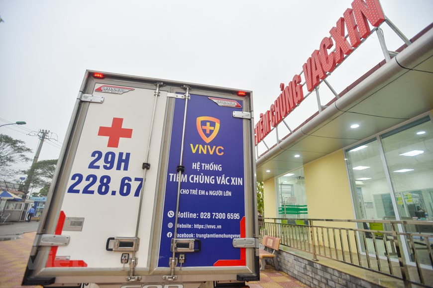 3月8日上午，越南卫生部在中央热带医院、胡志明市热带医院和海阳省开始接种阿斯利康疫苗。在河内，专用车辆将疫苗运往中央热带疾病医院第二分院，为新冠疫苗接种做好准备。在河内中央热带病医院直接接触、照顾和为新冠肺炎病例进行治疗的100名干部人员获得疫苗接种。图自Vietnam+