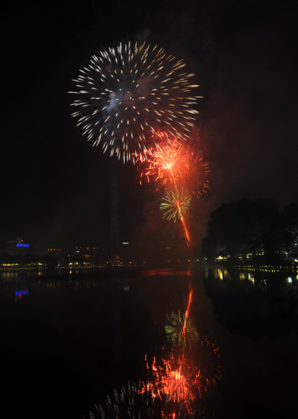 迎春烟花（图片来源：越南人民报）