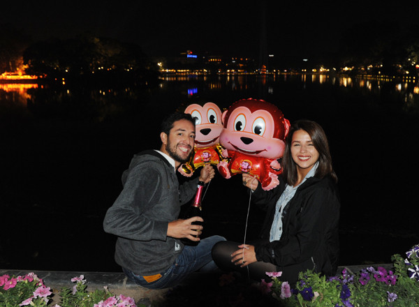 外国游客喜迎新春（图片来源：越南人民报）