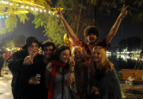 外国游客喜迎新春（图片来源：越南人民报）