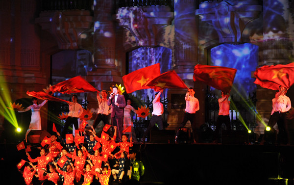 迎新春表演节目（图片来源：越南人民报）