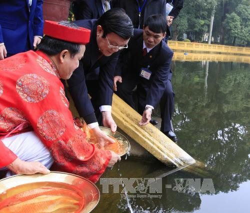 越南国家主席张晋创把鱼全部放生（图片来源：越通社）