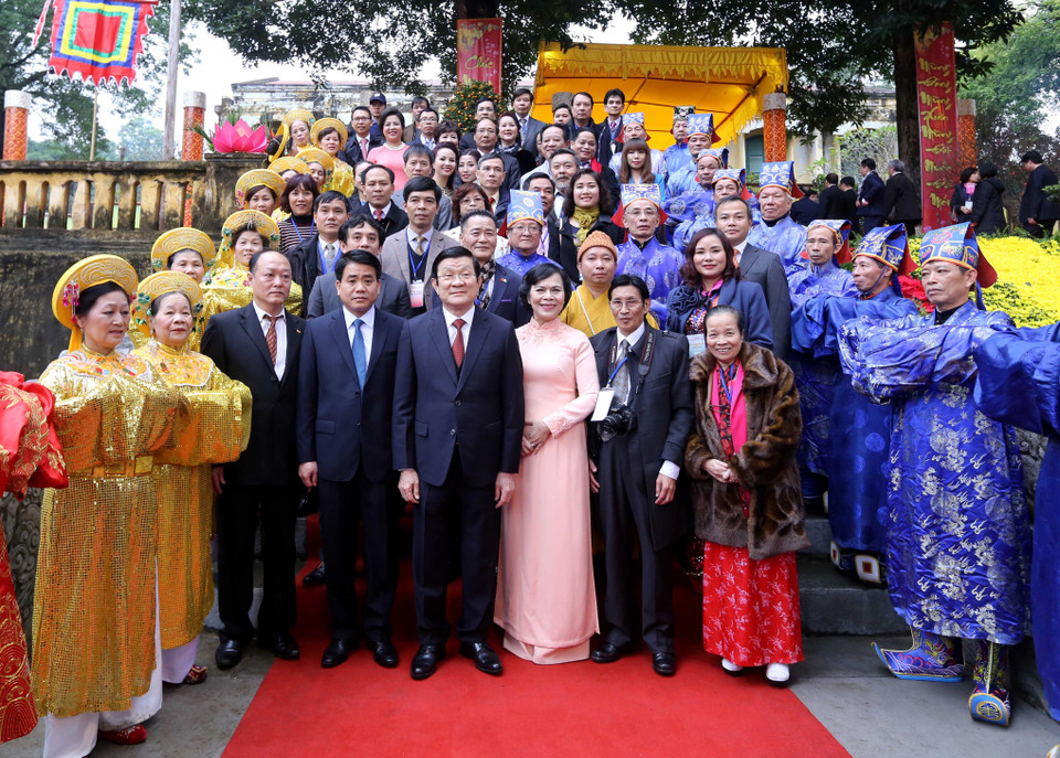越南国家主席张晋创和参加2016年“家乡之春”活动的代表合影（图片来源：越通社）