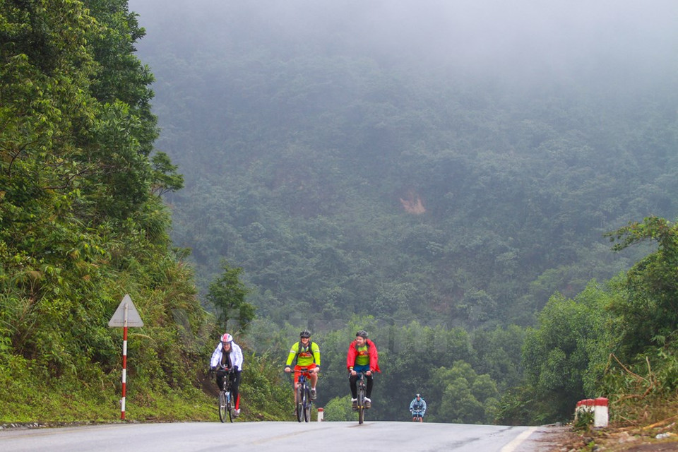 特德奥修斯大使一团征服一个陡峭的山峰，（图片来源：越通社）