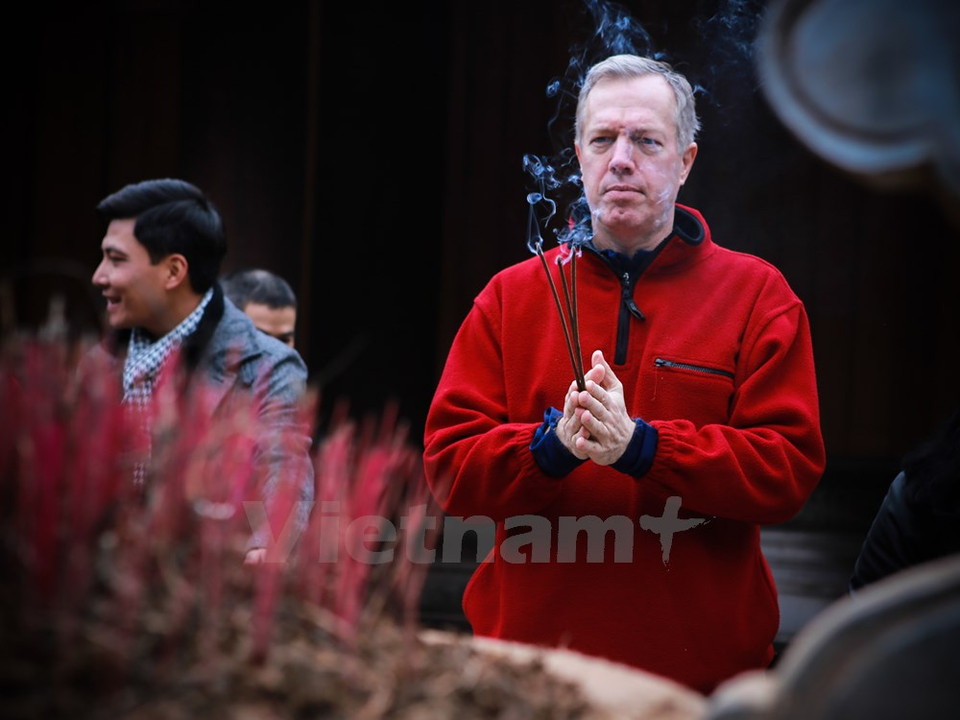  特德奥修斯大使参观青化省蓝京庙。（图片来源：越通社）