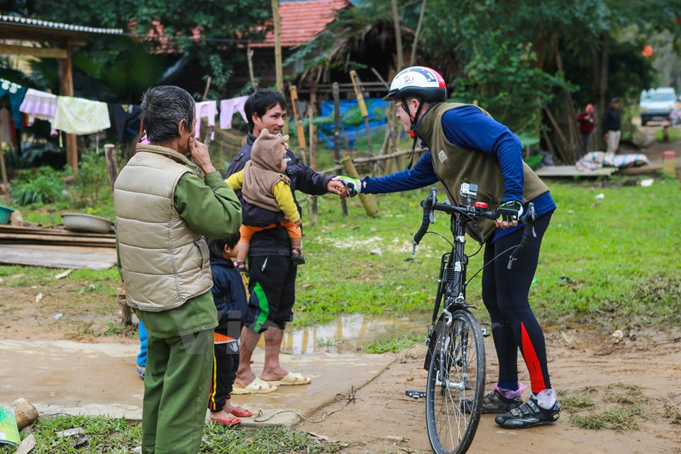  特德奥修斯大使分享说，越南拥有许多美丽的名胜古迹,在他们旅程中到处都受到当地人民，特别是顺化古城人民的热烈欢迎和热忱接待。（图片来源：越通社）