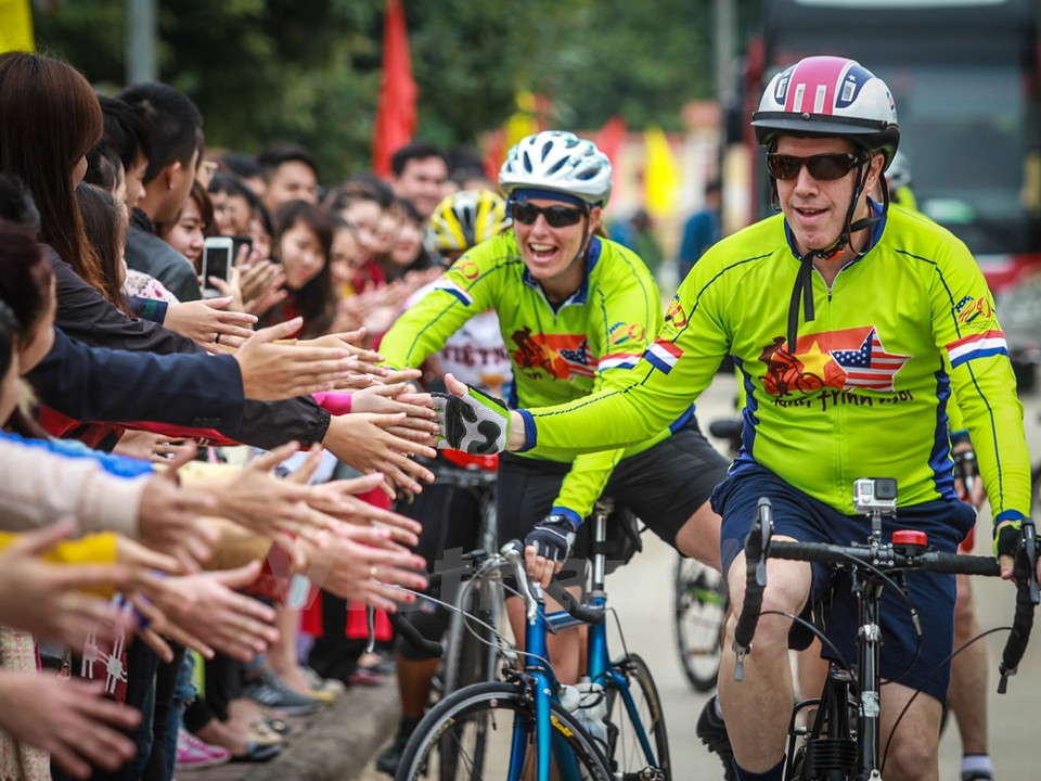 广平大学数百名大学生热烈欢迎特德奥修斯一团。（图片来源：越通社）