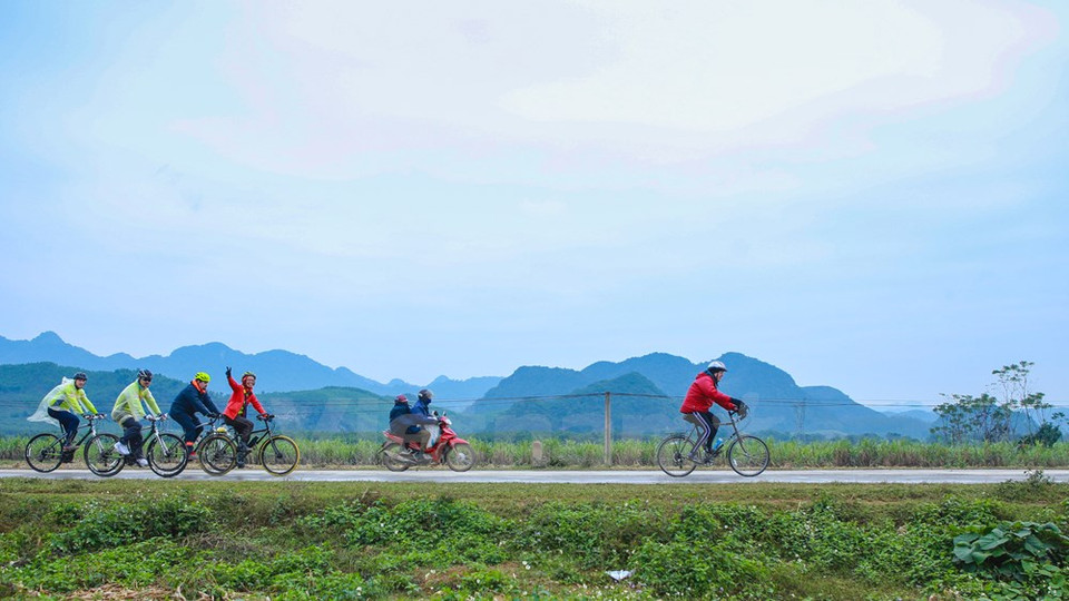 特德奥修斯大使一团非常喜欢越南的风景。（图片来源：越通社）