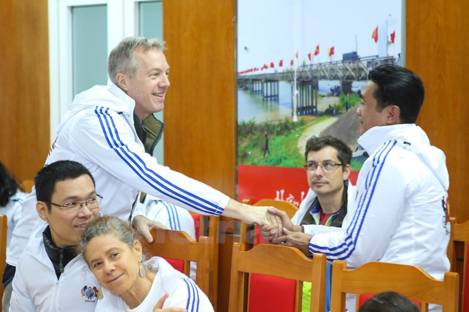 特德奥修斯大使与宜安省艾滋病预防控制中心的病人握手。（图片来源：越通社）