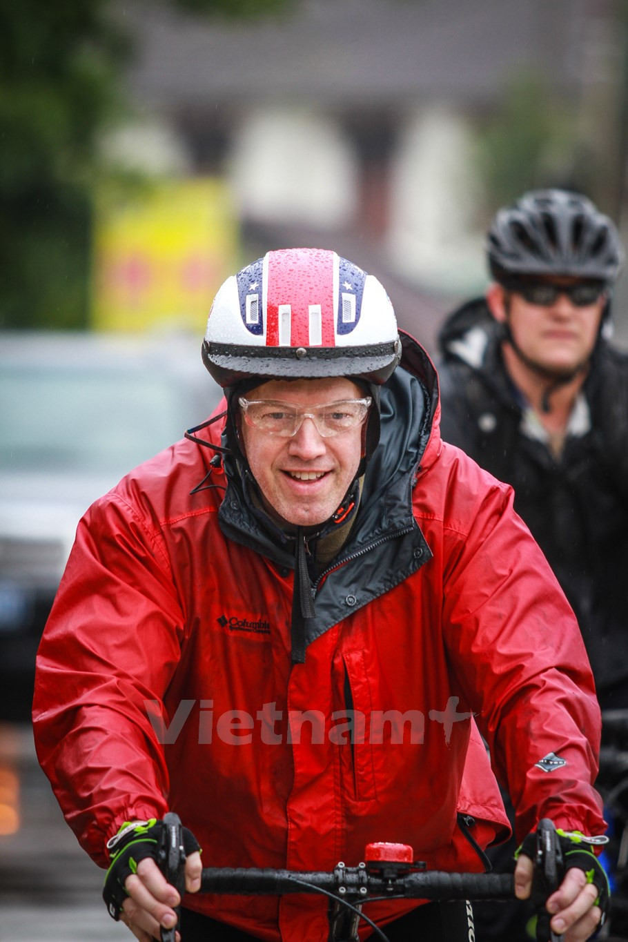 特德奥修斯大使在途中遇到大雨天气。（图片来源：越通社）