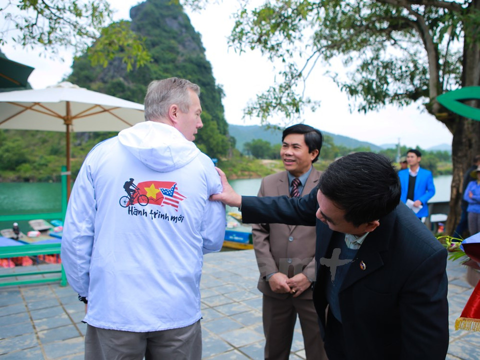 特德奥修斯大使穿着印有本次自行车旅程的主题的衣服。（图片来源：越通社）